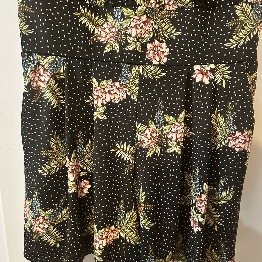 Cabi Runaround Black Floral Polka Dot Romper. Size Medium. - Picture 5 of 9